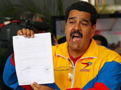 Maduro, hijo del pueblo, obrero de esta patria estamos dispuestos a empuñar las armas para defender al país", afirmó el presidente encargado.  Foto: AP