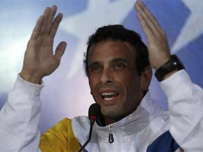 Venezuela's opposition leader and presidential candidate Henrique Capriles gestures during a news conference in Caracas March 11, 2013. Foto: Tomas Bravo / Reuters