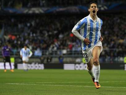 El central del Málaga Francisco Román Alracón "Isco", celebra su gol, primero del equipo, ante el Oporto durante el partido de vuelta de octavos de final de la Liga de Campeones que se disputa esta noche en el estadio de La Rosaleda en Málaga Foto: EFE