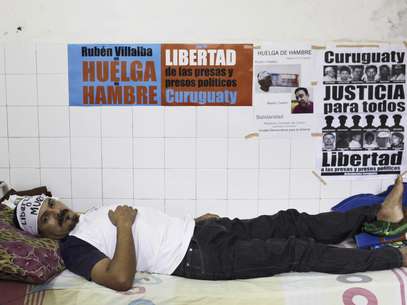 El líder campesino preso Rubán Villalba, que cumple 46 días de huelga de hambre, descansa en la enfermería de la prisión de Tacumbú en Asunción, Paraguay, el miércoles 13 de marzo de 2013.  Foto: Jorge Saen / AP