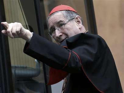 Cardinal Roger Mahony of the U.S. gestures as he arrives for a meeting at the Synod Hall at the Vatican on March 8, 2013. Foto: Max Rossi / Reuters