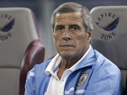 El entrenador de la selección uruguaya de fútbol, Oscar Tabárez, durante un entrenamiento en Doha, feb 5 2013. El entrenador de la selección uruguaya de fútbol Óscar Tabárez convocó a una nómina sin sorpresas para los partidos de marzo en que enfrentará a Paraguay y Chile, por la eliminatoria sudamericana al Mundial Brasil 2014. Foto:  Fadi Al-Assaad / Reuters