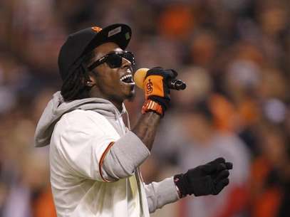 Rapper Lil Wayne sings "Take Me Out To The Ball Game" during the seventh inning stretch in Game 6 of the MLB NLCS playoff baseball series between the St. Louis Cardinals and the San Francisco Giants in San Francisco, October 21, 2012. Foto: Robert Galbraith / Reuters