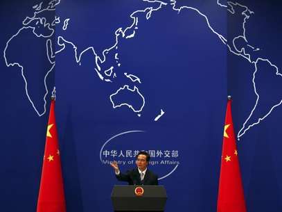 China's Foreign Ministry spokesman Hong Lei asks journalists for questions during a news conference in Beijing July 7, 2011. Foto: David Gray / Reuters