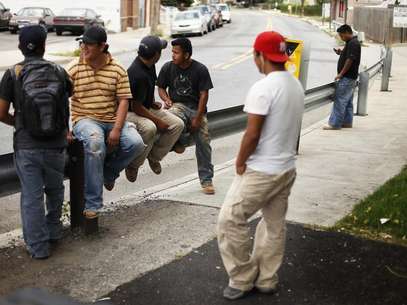 A group of immigrant day laborers stand near a street corner waiting for work in the Staten Island borough of New York August 3, 2010. Foto: Lucas Jackson / Reuters