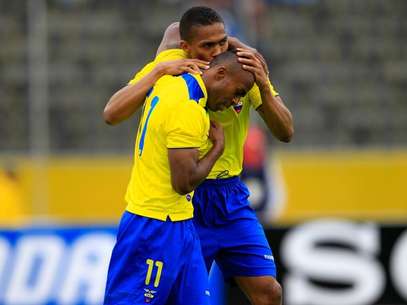 El jugador ecuatoriano Christian Benítez (i) celebra con su compañero Antonio Valencia después de anotar un gol, durante un partido amistoso entre Ecuador y El Salvador en el estadio Atahualpa de Quito (Ecuador). Foto: EFE en español