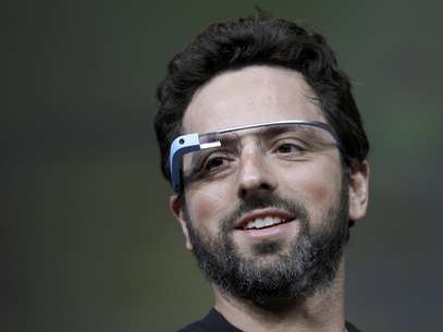 Sergey Brin, cofundador de Google, muestra los lentes Glass desarrollados por su empresa Foto: Paul Sakuma, Archivo / AP