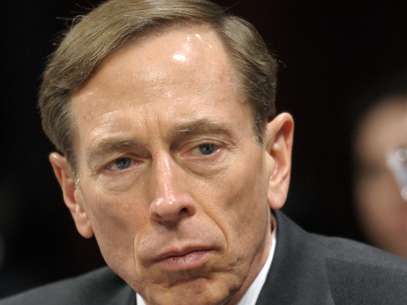 El entonces director de la CIA David Petraeus en esta fotografía de archivo del 2 de febrero de 2012, mientras comparece en el Capitolio, en Washington. Foto: AP