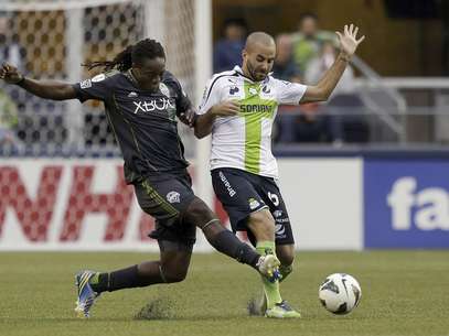 Marc Crosas, à direita, da equipe de Santos mexicana Laguna bola de jogo com Shalrie Joseph, o Seattle Sounders, durante a primeira metade da partida semifinal da Liga dos Campeões da CONCACAF na terça - feira, 2 de abril, 2013, em Seattle .  Foto: Ted S.  Warren / AP