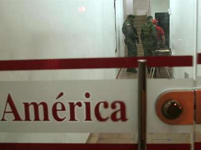 IMAGEN DE ARCHIVO: La policía colombiana allana la sede del Club América en Cali, 25 de febrero del 2009. El equipo colombiano de fútbol fue el primero en admitir que hubo dinero del narcotráfico involucrado en su auge deportivo. Pero después de años de pagar el precio, buscan limpiar su nombre. Los Diablos Rojos se vieron envueltos en problemas financieros después del encarcelamiento de capos del narcotráfico en 1995. COLOMBIA-FUTBOL Foto: Jaime Saldarriaga (COLOMBIA) / Reuters