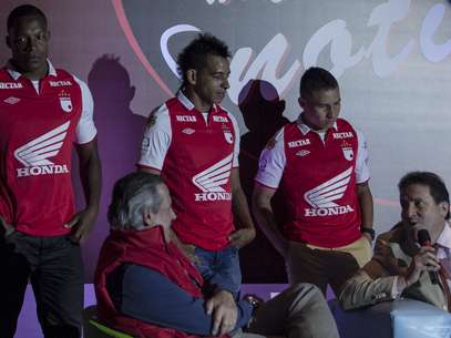 Honda fue presentado como patrocinador de Santa Fe, al evento asistieron el presidente César Pastrana y algunos jugadores como Wílder Medina, Luis Carlos Arias, Gerardo Bedoya, Germán Centurión y Carlos Valdes. Foto: David Felipe Rincón / Terra