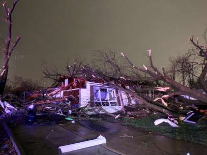 Una casa dañada por un árbol derribado durante una tormenta en Hazelwood, Misuri, el miércoles 10 de abril de 2013.  Foto: David Carson, Post-Dispatch / AP