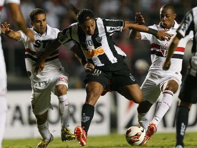 Ronaldinho (centro) trata de pasar entre dos rivales en un partido de la Copa Libertadores entre su club, Atlético Mineiro, y Sao Paulo el 17 de abril del 2013 en Sao Paulo.  Foto: Andre Penner / AP