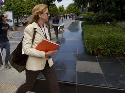 BARCELONA, 07/05/2013.- La infanta Cristina a su salida hoy de su trabajo en la central barcelonesa de La Caixa, después que la sección segunda de la Audiencia de Palma haya dejado sin efecto en un auto su citación como imputada en el caso Nóos al estimar parcialmente el recurso de la Fiscalía Anticorrupción contra la decisión del juez instructor, José Castro. EFE/Alejandro García Foto: 