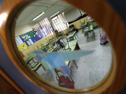 MADRID, 09/05/2013.- Vista de una clase del Colegio Joaquín Costa de Madrid, vacia esta mañana. Estudiantes, profesores y padres están llamados hoy, por primera vez de forma conjunta, a secundar una huelga general convocada por la Plataforma Estatal por la Escuela Pública en todas las etapas de la enseñanza pública, en contra de los recortes y la reforma que ultima el ministro José Ignacio Wert. EFE/Javier Lizón Foto: 