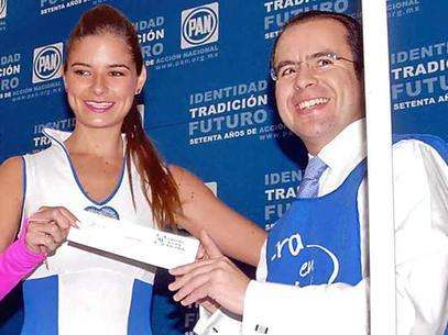 En septiembre de 2010, César Nava, entonces líder del PAN, le "regaló" un departamento en Polanco a su prometida, Patricia Sirvent. Foto: Reforma 
