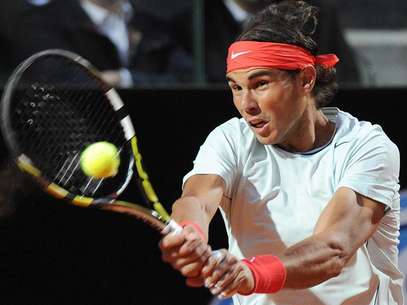 El tenista español Rafael Nadal devuelve la pelota al italiano Fabio Fognini Foto: 