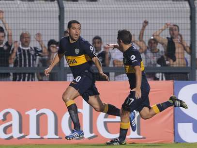 Con el gol que le marcó al Corinthians, Riquelme terminó con las dudas: ya es el máximo goleador de Boca en la Copa Libertadores. Llegó a 24 (hay uno que se lo dieron a él pero fue en contra de Bustos en un partido con Vélez en 2007) y así pasó a Martín Palermo que tenía 23. Repasá todos los goles del 10 Foto: Télam