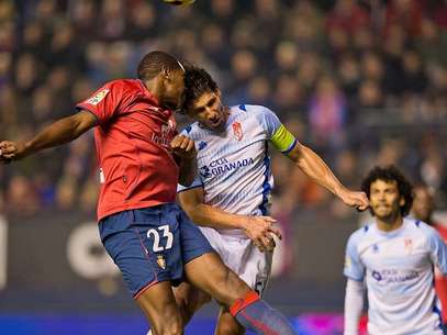 Diego Mainz, capitán del Granada, pugna por un balón en el aire de Pamplona en el encuentro de la primera vuelta, donde el Granada se impuso por 1-2. Foto: Terra
