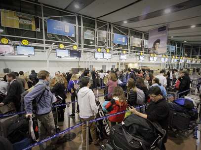 Al menos 600 pasajeros quedaron varados en el aeropuerto Arturo Merino Benítez luego que la aerolínea LAN informara de la suspensión de los vuelos desde y hacia Argentina.  La situación generó molestia entre los cientos de clientes que tenían pagado hospedaje y otros servicios en Buenos Aires y otras ciudades trasandinas.  Foto: AGENCIA UNO
