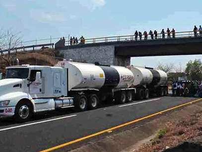 La retención de unidades comenzó hace 3 semanas, como medida de presión para exigir la entrega de mil 200 plazas automáticas. Foto: 