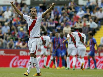 El defensa del Rayo Vallecano Alejandro Gálvez celebra el tercer gol de su equipo, durante el partido correspondiente a la jornada trigésimo sexta de la liga de fútbol de Primera División disputado esta mañana frente al Levante en el estadio Ciutat de Valencia en el que el Rayo se impuso 2-3. Foto: EFE