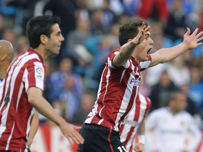 El delantero del Athletic de Bilbao Ibai Gómez (d) celebra su gol al Real Zaragoza durante un momento del encuentro de Liga disputado hoy en La Romareda.  Foto: EFE