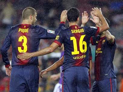 Los jugadores el Barcelona se felicitan tras el gol Foto: 