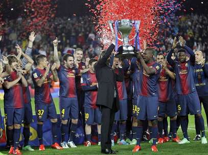Tito y Abidal, levantando el trofeo Foto: 