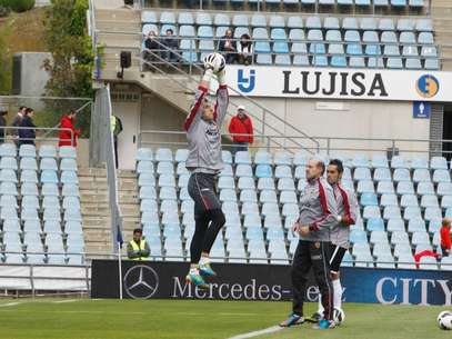Vicente Guaita ayer durante el calentamiento en el Coliseum Foto: Valenciacf.com