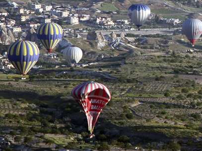 Fotografía que muestra un globo aerostático que se precipita contra el suelo tras colisionar con otro globo cuando sobrevolaban la zona de Cappadocia. Foto: EFE