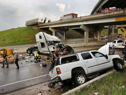 A tornado caused extensive damage along I-40 at the junction with US 177 on the west side of Shawnee, Okla., Sunday evening, May 19, 2013. (AP Photo/The Oklahoman, Jim Beckel)  Summary Foto: 