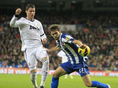 Víctor Álvarez disputa un balón con Cristiano Ronaldo durante un Real Madrid - Espanyol Foto: EFE en español