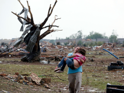 Espeluznante tornado devasta Oklahoma Foto: AP