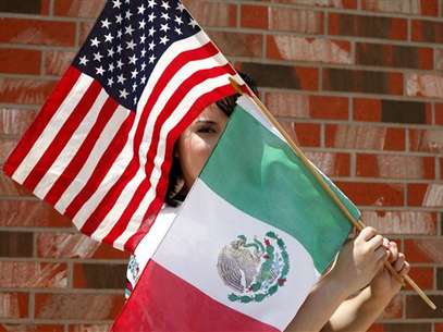 Una inmigrante indocumentada posa para una foto con las banderas de Estados Unidos y México, en esta fotografía de archivo del jueves 16 de mayo de 2013 en Odessa, Texas. Foto: 