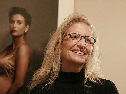 Annie Leibovitz, con su conocido retrato de Demi Moore desnuda durante su embarazo detrás Foto: Wikipedia