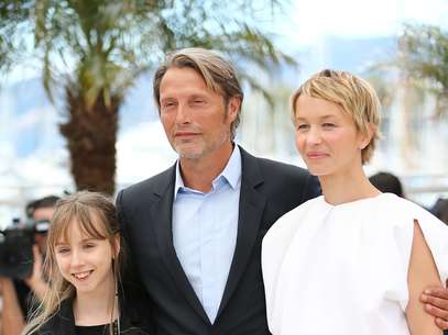 (Izq-der) La actriz Melusine Mayance, el actor Mads Mikkelsen y la actriz Delphine Chuillot. Foto: Getty Images