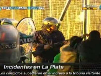 Los incidentes en la tribuna visitante que ocasionaron la muerte de un hincha de Lanús Foto: Captura TV