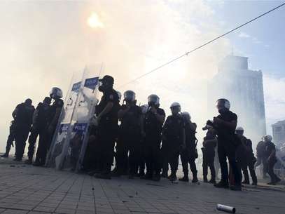 Enfrentamientos entre la policía turca, manifestantes y acampados de la Plaza de Taksim en el centro de Estambul Foto: AP