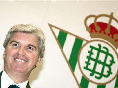 Guillén, posando con el escudo del Betis Foto: EFE en español