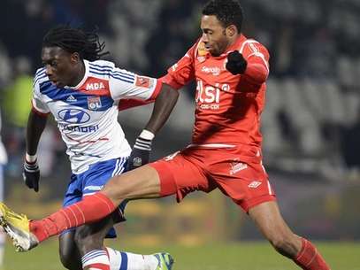 Jordan Lotis trata de robar el balón a Gomis Foto: AFP