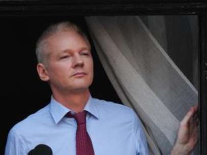 Julian Assange, desde su balcón Foto: AFP