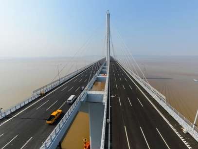 China inauguró el puente sobre el mar más largo del mundo en la ciudad costera oriental de Qingdao, informó la agencia oficial Xinhua Foto: AP