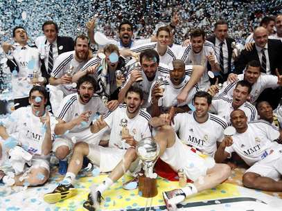 Los jugadores del Real Madrid posan con el trofeo tras vencer al Barcelona Regal en el quinto y definitivo partido de la final de la Liga ACB. Foto: EFE en español