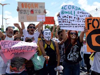 Young demonstrators march in Fortaleza, Northern Brazil, on June 19, 2013 during a protest of what is now called the 'Tropical Spring' against corruption and price hikes. Foto: Getty