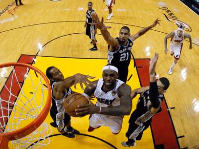 Miami obliga a un séptimo juego Foto: AFP