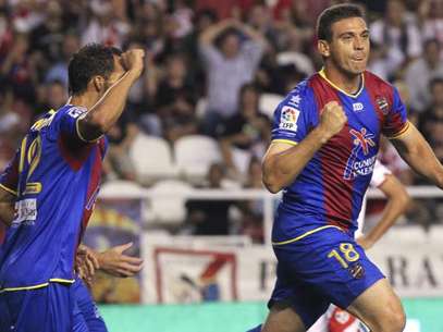 Ballesteros celebra un gol con el Levante Foto: EFE en español
