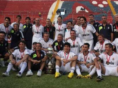 El conjunto español posa con su segundo trofeo de la gira solidaria conquistado en Veracruz Foto: Tomada de Internet