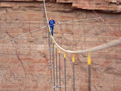 El equilibrista Nik Wallenda cruzó este domingo en la cuerda floja el desfiladero del río Pequeño Colorado en el noreste de Arizona, una distancia de 400 metros (437 yardas). Foto: Terra