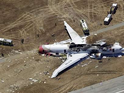 Esta foto aérea muestra los restos del vuelo 214 de Asiana que se accidentó al aterrizar en el Aeropuerto Internacional de San Francisco el sábado 6 de julio de 2013.  Foto: AP